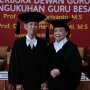 Tepat Hari Ultah Pernikahan, Pasutri di UGM Dikukuhkan sebagai Guru Besar