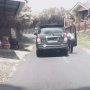 Parkir Mobil di Tengah Jalan, Wanita di Sleman Ini Bikin Kesal Warganet