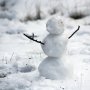 Bak Film Frozen, Petugas Bandara Kepergok Asyik Membuat Manusia Salju