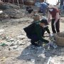 Pemuda Surabaya Ramai-Ramai Bersihkan Pantai Kenjeran dari Sampah Plastik