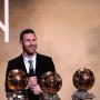 Senyum Sumringah Lionel Messi Raih Ballon d'Or Keenam Kalinya