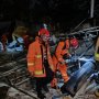 Timpa Pegawai Bengkel, Puing Reklame Roboh di Cakung Diangkut 5 Mobil Truk