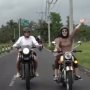 Anggun Tapi Macho, Begini saat Istri Ananda Omesh Menggeber Motor Klasik