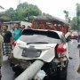 Gara-Gara Ban Pecah, Toyota Yaris Tertusuk Tiang Listrik di Lumajang