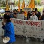 Peringati Hari Antikorupsi, PMII Bantul Unjuk Rasa di Depan Gedung DPRD