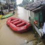Warga Bandung Terjebak Banjir, BPBD Kerahkan Perahu Karet