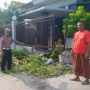 Ngantuk, Truk Box Pos Indonesia Seruduk Pagar Rumah Warga Hingga Roboh