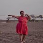 Foto di Pantai, Caption Foto Bude Sumiyati Ini Mak Jleb Banget