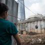 Warung Derek, Antar Makanan Pakai Tali dan Ember