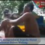 Setelah Cewek Seksi, Giliran Pemuda Telanjang Dada Mandi Sambil Berkendara