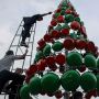Keren, Pohon Natal Setinggi 5 Meter Terbuat dari 250 Alat Rumah Tangga