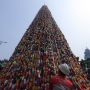 Melihat Pohon Natal dari Botol Minuman Bekas