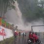 Curah Hujan Tinggi, Air Terjun Lembah Anai Meluber ke Jalan
