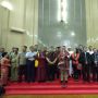 Dapat Ulos Dari Gereja HKBP Petojo, Anies: Akan Saya Pajang di Ruang Kerja