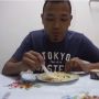 Pria Ini Nekat Santap Makanan Kucing Pake Nasi, Rasanya Bikin Tepok Jidat!