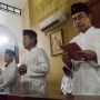 Rayakan Natal Menggunakan Peci dan Baju Koko