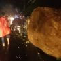 Detik-detik Longsoran Batu Sebesar Gajah Timpa Mobil di Padang