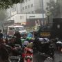 Aksi di Kedubes China, Massa Bela Uighur Salat Ashar Sambil Hujan-hujanan