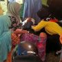 Jalan Tidak Layak, Rani Terpaksa Melahirkan Bayi di Tepi Jalanan