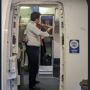Demi Hibur Penumpang, Pilot Ini Mainkan Alat Musik Biola di Pesawat