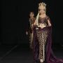 Aksi Model Lenggak-Lenggok Kenakan Pakaian Pengantin Jawa Barat