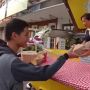 Salut, YouTuber Ini Buka Food Truck Warteg Gratis