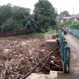 Puluhan Ton Sampah Sumbat Sungai Muara Cikeas Bekasi Laut