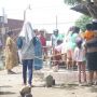 Dipercaya Bisa Sembuhkan Gatal, Warga Mandi Air Panas Dari Sumur Watutulis