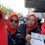 Ibu-ibu dari Ormas Srikandi Bersama 2000 Orang Jemput Ahmad Dhani