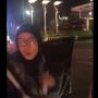 Viral Wanita Lontarkan Cacian Rasis di Jalan, Ternyata Pakai Mobil Kantor