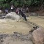 Terekam Video, Bupati Labura Jatuh ke Sungai dan Nyaris Terseret Banjir