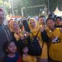 Takut Hilang saat Konser Rhoma Irama, Keluarga Ini Kompak Pakai Kaus Kuning