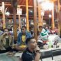 Malam Tahun Baru TMII Diguyur Hujan, Pengunjung Berteduh di Dalam Anjungan