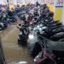 Puluhan Mobil dan Motor Terjebak Banjir di Basement Apartemen Sentra Timur