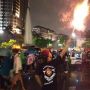 Hitung Mundur Pergantian Tahun, Warga Kompak Bakar Kembang Api di Monas