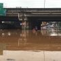 Pantang Mundur, Ibu Ini Nekat Terobos Banjir di Kolong Tol JORR