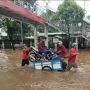 Banjir di Tendean Untungkan Ojek Apung Dadakan