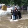Pengais Rezeki di Balik Banjir Pondok Kacang Kota Tangerang
