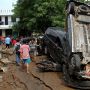 Banjir Surut, Puluhan Mobil Bertumpukan di Pondok Gede