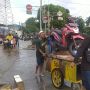 Berkah Banjir Jakarta, Penjaja Jasa Angkut Motor Laris Manis