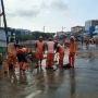 Banjir di Kampung Pulo Mulai Surut, Damkar dan PPSU Mulai Bersihkan Jalan