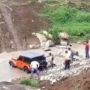 Gagal Nyebrang Sungai, Rubicon Bupati Karanganyar Diangkut Eksavator