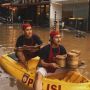 Viral, Foto Pelayan Restoran Bawa Dimsum Naik Perahu saat Banjir