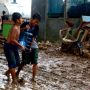 Korban Banjir Rawajati Bersihkan Lumpur 2 Hari: Nggak Kelar-kelar!