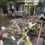 Warga Rawa Buaya Mengeluh Sampah Banjir: Liput Dong Biar Diangkut Petugas