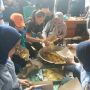 Makan Ransum Bareng Istri Mensos di Posko Banjir, Yati Mahfud MD: Sedap