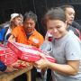Warga Kampung Pulo Antre Bantuan 1.000 Loyang Pizza