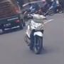 Viral Emak-emak Nekat Parkir di Tengah Jalan, Alasannya Picu Tanda Tanya