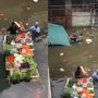 Viral Video Pedagang Sayur Jualan saat Banjir, Seperti Pasar Apung