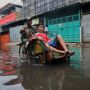 Pengayuh Becak Berjibaku Terobos Banjir di Teluk Gong